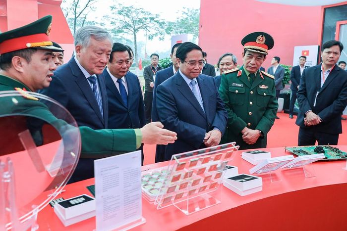 Thủ tướng Phạm Minh Chính tham quan gian trưng bày. Ảnh: VGP
