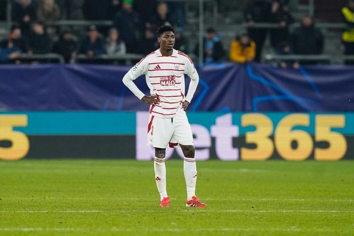 Tròn 20 tuổi vào cuối tháng 3 năm ngoái, Ndiaye lần đầu ra mắt đội một Montpellier ở Ligue 1 vào cuối mùa giải 2024/25, dù CLB khi đó đang vật lộn trong cuộc đua trụ hạng. Tiền đạo sở hữu hai dòng máu Senegal và Cameroon thực tế mới nhập tịch UAE hồi năm 2024. Trước đó, anh từng là thành viên của đội U17 Pháp vô địch Euro 2022.
