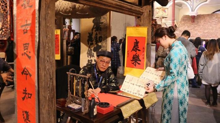  Gian hàng thư pháp làm mọi người cảm nhận xuân đã đến rất gần. 