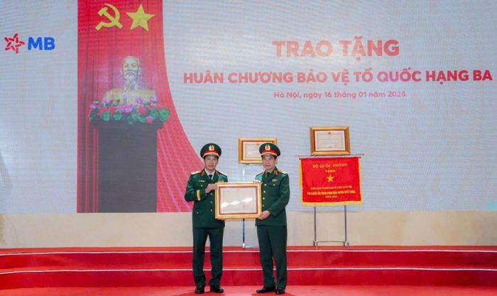 Thiếu tướng Lưu Trung Thái - Bí thư Đảng ủy, Chủ tịch HĐQT MB vinh dự được trao tặng Huân chương Bảo vệ Tổ quốc Hạng Ba.