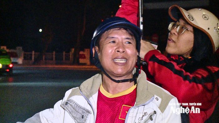 Cổ động viên đi "bão" ăn mừng chiến thắng trong trật tự và đảm bảo an toàn giao thông. Ảnh: Hải Hưng