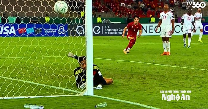 Pha đánh đầu ngược "siêu phẩm" thành bàn của Nguyễn Đình Bắc vào lưới U23 UAE. Ảnh chụp màn hình