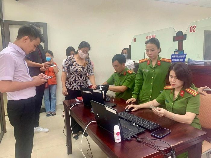 Công an Nghệ An làm thủ tục cấp căn cước cho người dân. Ảnh: PV