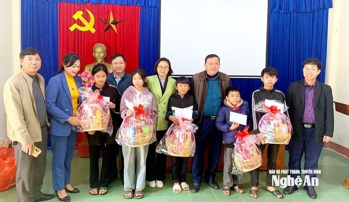 Đồng chí Lữ Văn May - Bí thư Đảng ủy xã Tam Thái (bìa phải) trao quà hỗ trợ cho các em bé do mình và đơn vị nhận đỡ đầu. Ảnh: NVCC