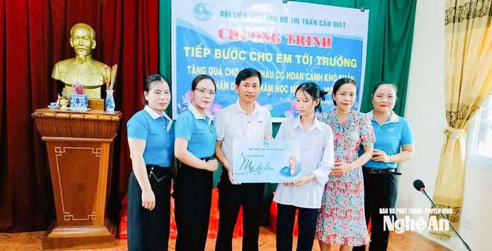 Đại diện Trung tâm Thương mại chợ Giát do anh Hoàng Văn Hải làm Giám đốc nhận đỡ đầu cho các cháu mồ côi.