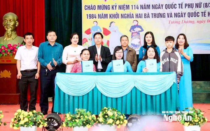 Đồng chí Lữ Văn May - Bí thư Đảng ủy xã Tam Thái (thứ 4 từ trái sang) tại lễ ký kết nhận đỡ đầu cho trẻ mồ côi của huyện Tương Dương. Ảnh: NVCC