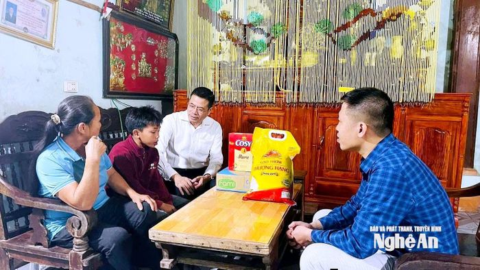 Đồng chí Đàm Hữu Hồng - Bí thư Đảng ủy phường Tân Mai thăm hỏi, chia sẻ cùng cháu Lê Đình Bảo Khang (SN 2013, khối Tâm Tiến) mà mình nhận đỡ đầu, giúp đỡ từ năm 2022 đến nay. Ảnh: Thanh Quỳnh