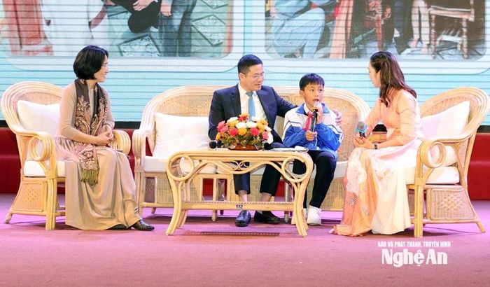 Đồng chí Đàm Hữu Hồng - Bí thư Đảng ủy phường Tân Mai cùng cháu Lê Đình Bảo Khang (SN 2013, khối Tâm Tiến) tại lễ tổng kết chương trình “Mẹ đỡ đầu” giai đoạn 2021-2025. Ảnh: Thanh Quỳnh