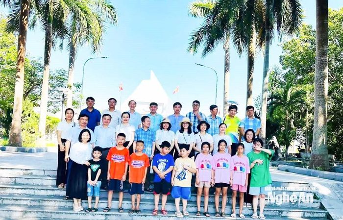 Đồng chí Lữ Văn May - Bí thư Đảng ủy xã Tam Thái cùng các đồng chí trong huyện ủy Tương Dương (cũ) đưa các em nhỏ mồ côi mà mình nhận đỡ đầu đi du lịch trong dịp Hè. Ảnh: NVCC