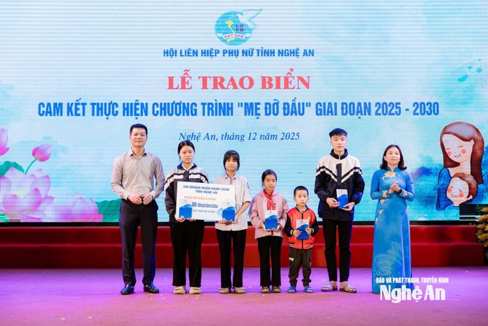 Những "người cha" đồng hành cùng trẻ mồ côi bằng cả vật chất lẫn tinh thần. Ảnh: Thanh Quỳnh