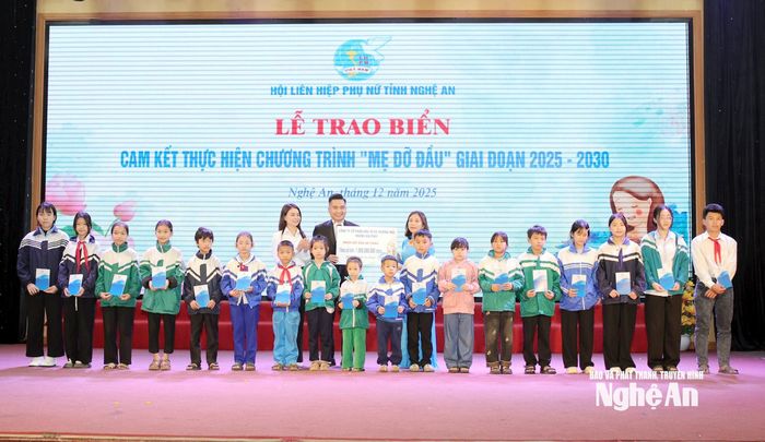 Thời gian qua ông Hoàng Nguyễn Trọng Dũng và doanh nghiệp của mình đã đồng hành, hỗ trợ hàng trăm trẻ mồ côi trên địa bàn tỉnh. Ảnh: Thanh Quỳnh