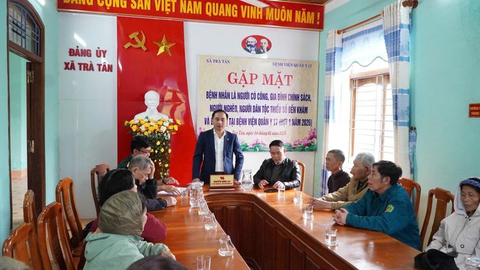 Lãnh đạo xã Trà Tân gặp mặt bệnh nhân trước khi về điều trị tại Bệnh viện Quân y 17. Ảnh: L.N