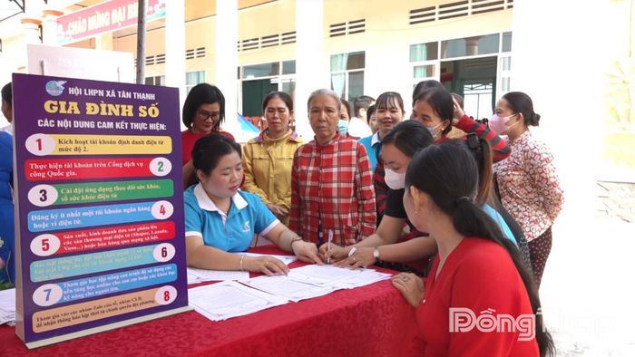Hội Liên hiệp Phụ nữ xã Tân Thạnh hướng dẫn người dân đăng ký, kích hoạt tài khoản định danh điện tử và các nội dung “Gia đình số”