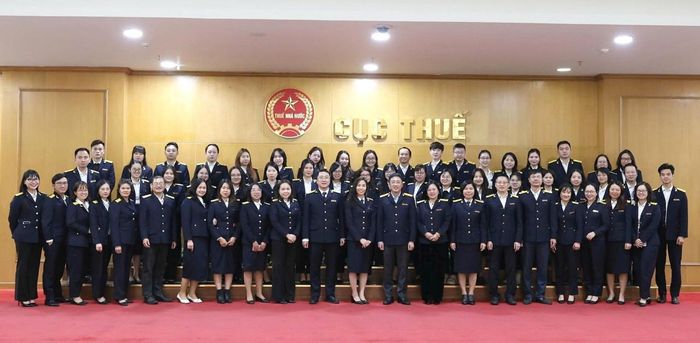 Phó Cục trưởng Cục Thuế Mai Sơn và tập thể cán bộ, công chức Ban Nghiệp vụ thuế. Ảnh: Phương Thảo