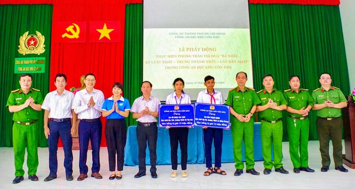 Trao học bổng cho 2 em học sinh có hoàn cảnh khó khăn