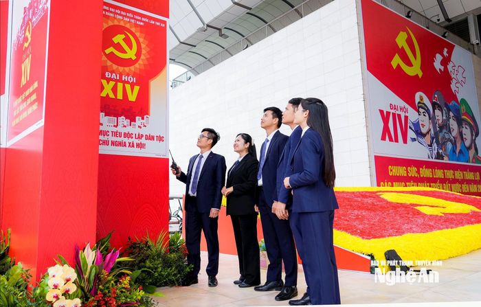 Bộ phận phục vụ Đại hội kiểm tra các hạng mục trước khi diễn ra Đại hội đại biểu toàn quốc lần thứ XIV của Đảng. Ảnh: Phạm Bằng