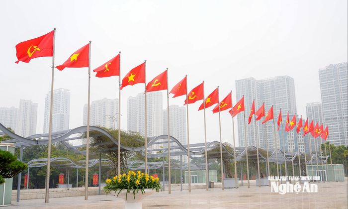 Cờ Đảng, cờ Tổ quốc tung bay trong gió đón chào Đại hội đại biểu toàn quốc lần thứ XIV của Đảng. Ảnh: Phạm Bằng