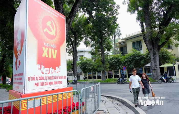 Hệ thống pano, áp phích tạo thêm không khí phấn khởi, kỳ vọng của người dân vào sự thành công của Đại hội XIV. Ảnh: Phạm Bằng