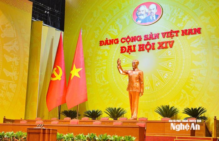 Khu vực sân khấu trong hội trường với tượng Bác Hồ và bàn làm việc của các ủy viên Bộ Chính trị khóa XIII. Ảnh: Phạm Bằng