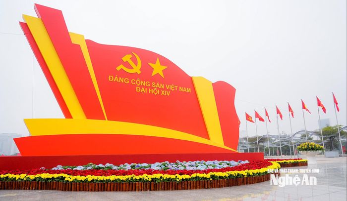 Biểu trưng lớn Đại hội lần thứ XIV của Đảng phía trước sảnh Trung tâm Hội nghị Quốc gia. Ảnh: Phạm Bằng