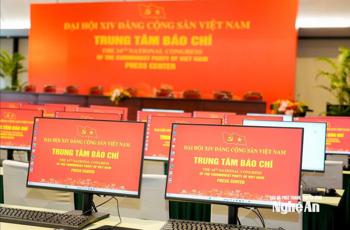Trung tâm được trang bị đầy đủ, hiện đại với đường truyền Internet tốc độ cao, hơn 150 máy tính xách tay, máy tính để bàn, 10 máy in, 2 máy fax, 10 màn hình ti vi cỡ lớn, tạo điều kiện tốt nhất cho hoạt động tác nghiệp, đưa tin về Đại hội. Ảnh: Phạm Bằng