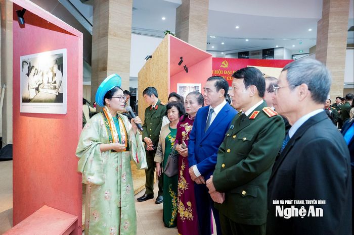 Lãnh đạo Bộ Công an, các Bộ, ngành Trung ương và tỉnh Nghệ An tham quan triển lãm. Ảnh: Phạm Bằng