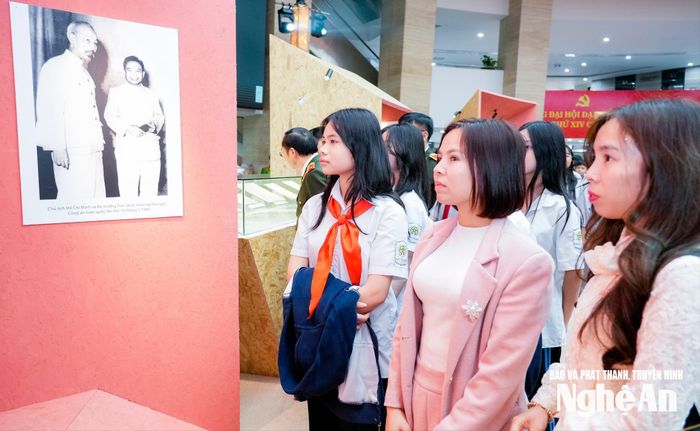 Các em học sinh tham quan triển lãm. Ảnh: Phạm Bằng