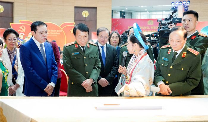 Lãnh đạo Bộ Công an, các Bộ, ngành Trung ương và tỉnh Nghệ An tham quan triển lãm. Ảnh: Phạm Bằng