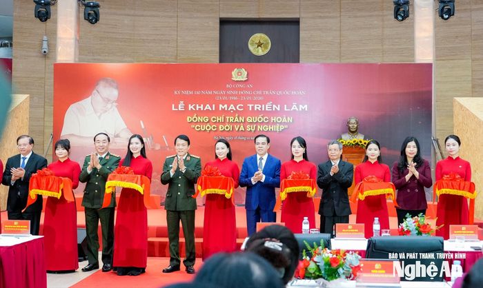 Lãnh đạo Bộ Công an, các Bộ, ngành Trung ương và tỉnh Nghệ An cắt băng khai mạc triển lãm. Ảnh: Phạm Bằng