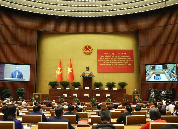 Tổng Bí thư Tô Lâm phát biểu chỉ đạo Hội nghị toàn quốc quán triệt, triển khai thực hiện Nghị quyết 66-NQ/TW và Nghị quyết 68-NQ/TW của Bộ Chính trị. (Ảnh: Thống Nhất/TTXVN)