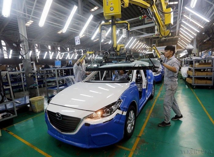 Dây chuyền lắp ráp xe Mazda của Công ty Cổ phần Ôtô Trường Hải trong Khu Kinh tế mở Chu Lai. (Ảnh: Danh Lam/TTXVN)