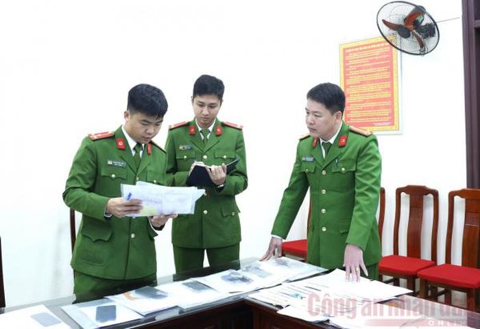 Phòng Cảnh sát hình sự kiểm tra tang vật vụ án.