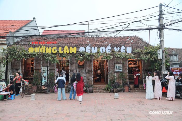 Giới trẻ chụp hình khu vực gần đình Mông Phụ, làng cổ Đường Lâm.