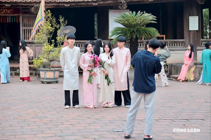 Hành trình về Đường Lâm dịp cận Tết còn là cách để nhiều bạn trẻ tìm lại cảm giác Tết xưa: mộc mạc, bình yên và đậm chất truyền thống.