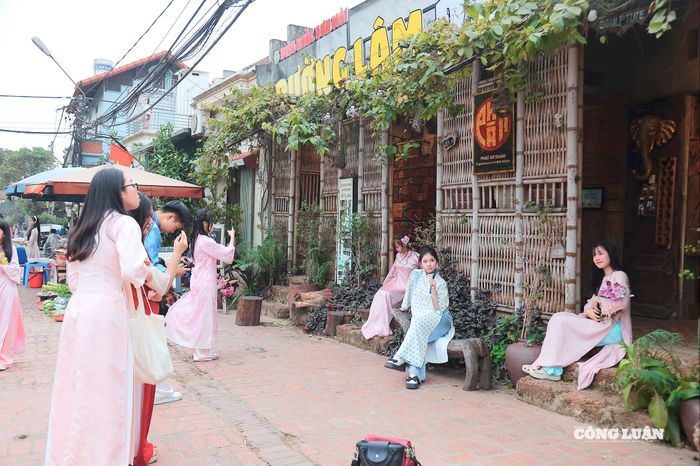 Diện tà áo dài, áo tứ thân, áo yếm cách tân, các "nàng thơ" thỏa thích tạo dáng chụp hình trong ngôi làng cổ tại Hà Nội. 