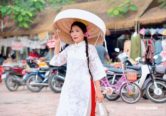 Những tà áo dài truyền thống, nón quai... luôn tạo điểm nhấn đặc biệt cho người phụ nữ khi tham quan làng cổ Đường Lâm trong dịp cuối năm.