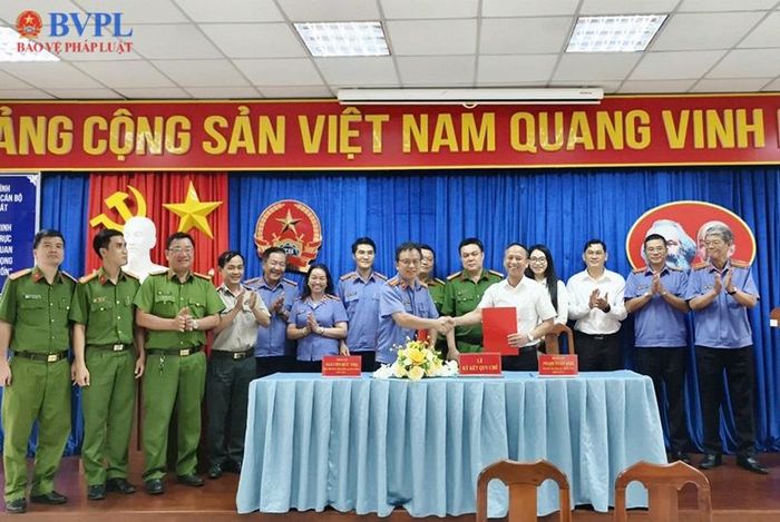 Đại diện lãnh đạo Viện kiểm sát nhân dân và Tòa án nhân dân Khu vực 5 tiến hành ký kết quy chế phối hợp.