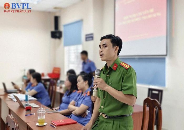 Các đại biểu trình bày tham luận tại hội nghị.