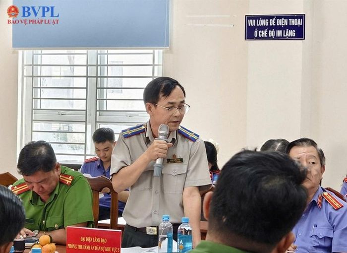 Đại diện các đơn vị thảo luận tại hội nghị giao ban.