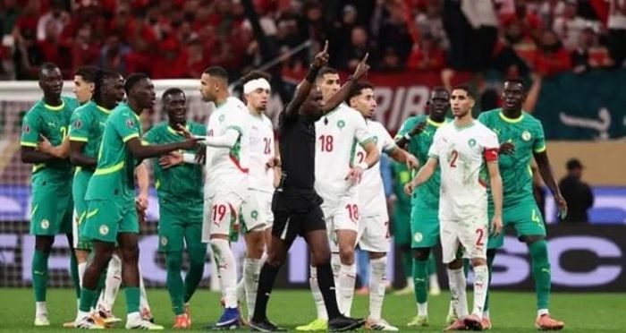Trận đấu tạm hoãn khi Senegal phản đối quyết định thổi 11m của trọng tài.