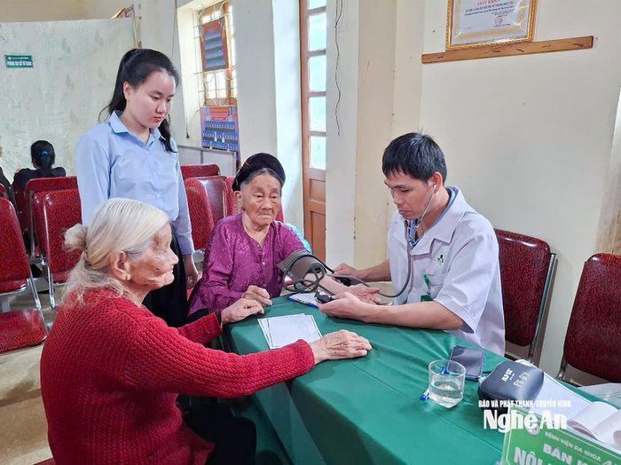 Hội Phụ nữ xã Bạch Ngọc phối hợp với cơ sở y tế khám và cấp thuốc miễn phí cho người dân.
