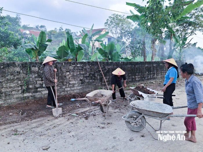 Chị em xã Bạch Ngọc ra quân tổng dọn vệ sinh.