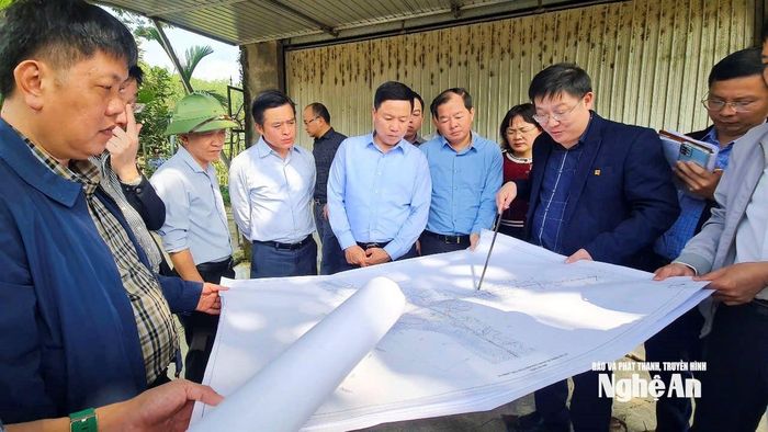 Đoàn công tác của tỉnh kiểm tra vị trí nút giao với đường Hồ Chí Minh tại xã Kim Bảng. Ảnh: Nguyễn Toàn