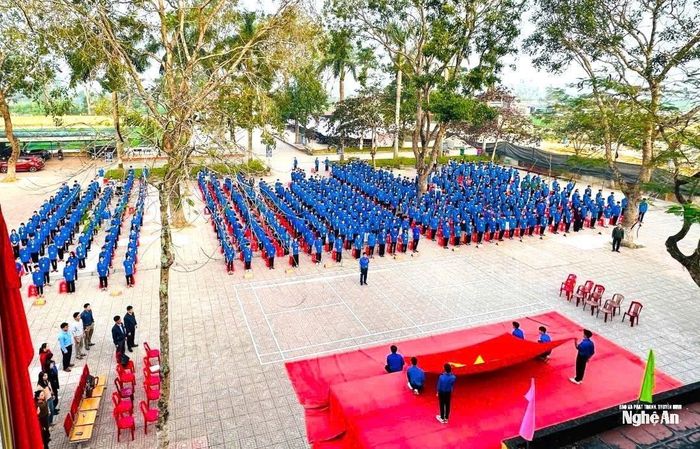 Tuổi trẻ xã Tam Đồng tổ chức lễ chào cờ trước giờ khai mạc Đại hội XIV của Đảng. Ảnh: Đoàn xã Tam Đồng