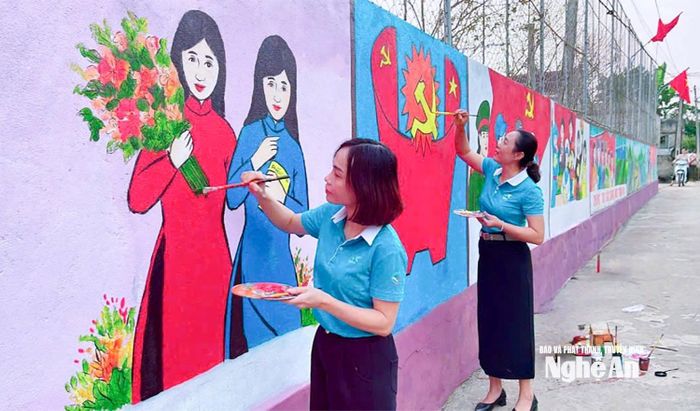 Bức bích họa tuyên truyền trực quan, sinh động về các sự kiện chính trị trọng đại của đất nước của Hội Phụ nữ phường Tây Hiếu.
