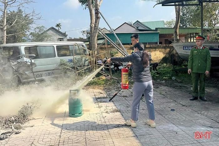  Học viên tích cực thực hành các kỹ năng PCCC. 