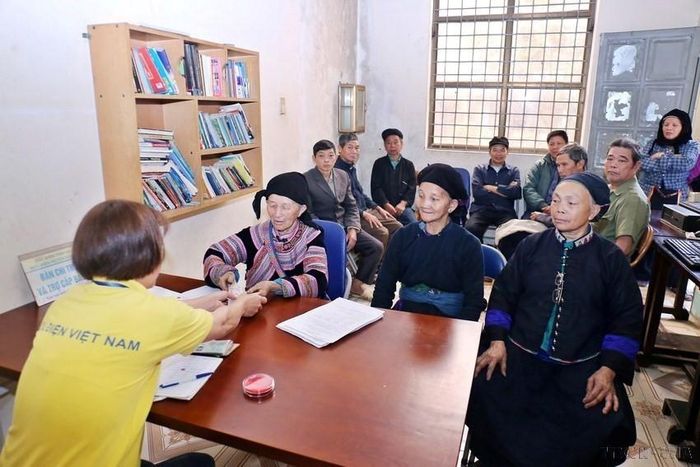 Hoạt động chi trả lương hưu, trợ cấp BHXH hàng tháng qua bưu điện tại điểm bưu điện - văn hóa xã Nậm Dịch, tỉnh Tuyên Quang.