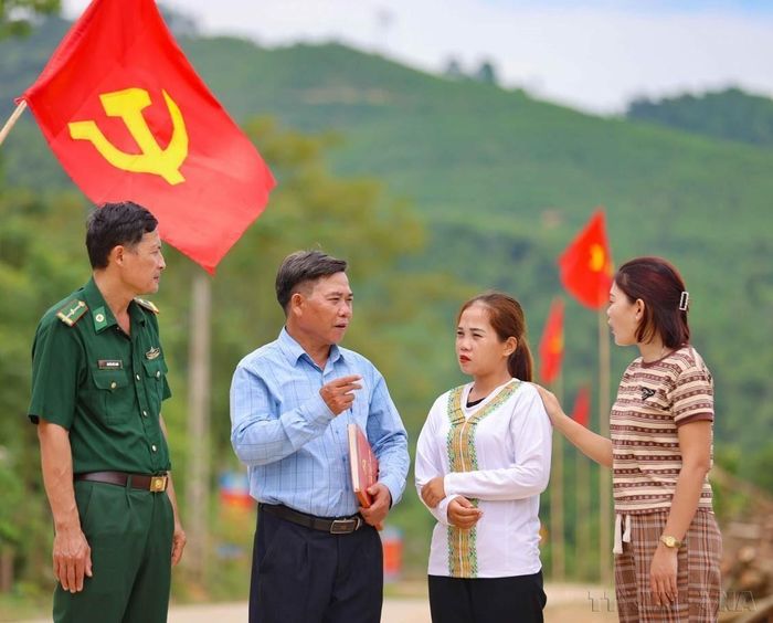 Giáo dục, bồi dưỡng cảm tình Đảng, nâng cao trình độ và nhận thức cho những "hạt giống mới" trong cộng đồng người Chứt ở Rào Tre, tỉnh Hà Tĩnh luôn là công tác được Chi bộ quan tâm, đặt lên hàng đầu.
