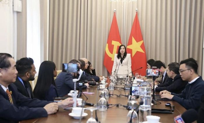 Thứ trưởng Bộ Ngoại giao Lê Thị Thu Hằng tiếp đoàn phóng viên của các báo Đảng cộng sản, các Đảng có vị trí, vai trò quan trọng tại các nước, các hãng thông tấn nước ngoài. Ảnh: Thành Long
