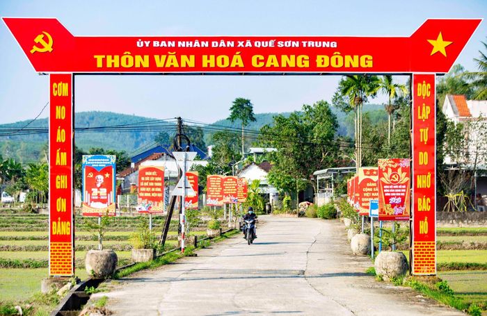 Thôn văn hóa Cang Đông (xã Quế Sơn Trung) ngập tran sắc cờ hoa, biểu ngữ mừng đại hội. Ảnh: BẢO LÂM